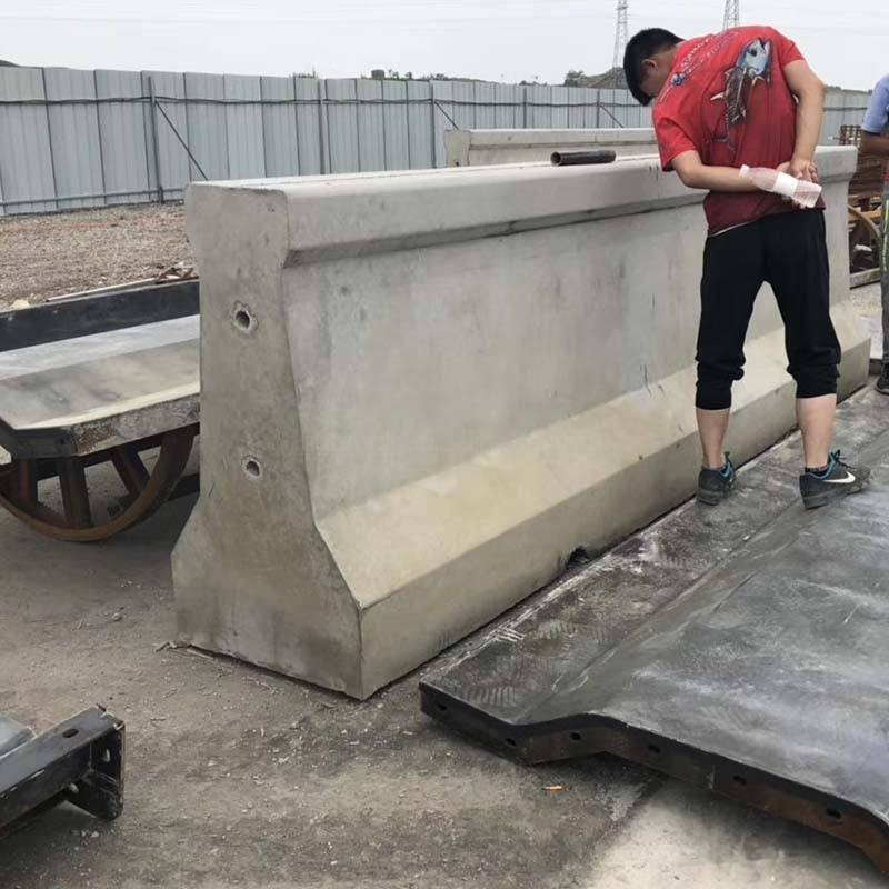 Forma na betonové bariéry typu Jersey z těžké oceli pro výstavbu silničních komunikací a dopravní střední pásy